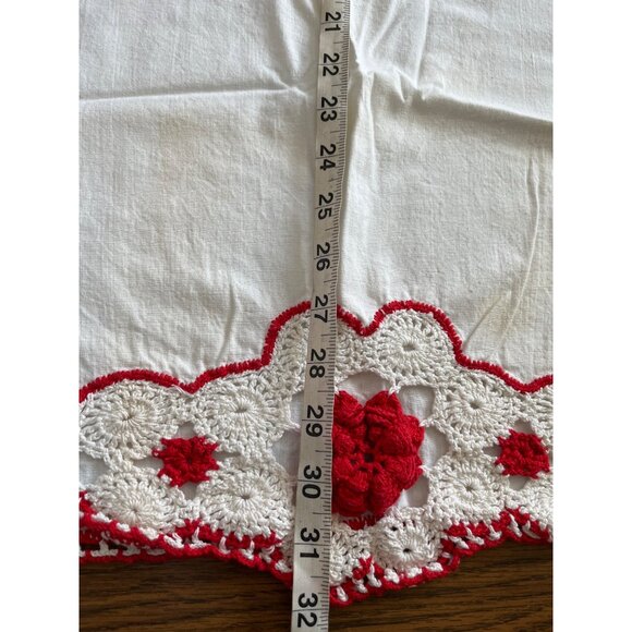 Set of two white regular pillowcases with embroidered red flowers - Picture 5 of 5